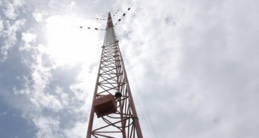 Vandalizaron la planta de transmisión de LT3 y cuando la fueron a repararla los atacaron a tiros 