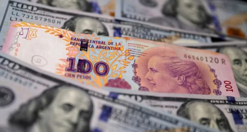 En una semana de tensión cambiaria, la venta de bonos logró bajar la cotización del dólar libre un 6 por ciento