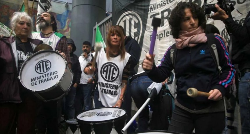 Tras los despidos en el Estado, ATE confirmó un paro nacional este viernes: qué pasa en Santa Fe