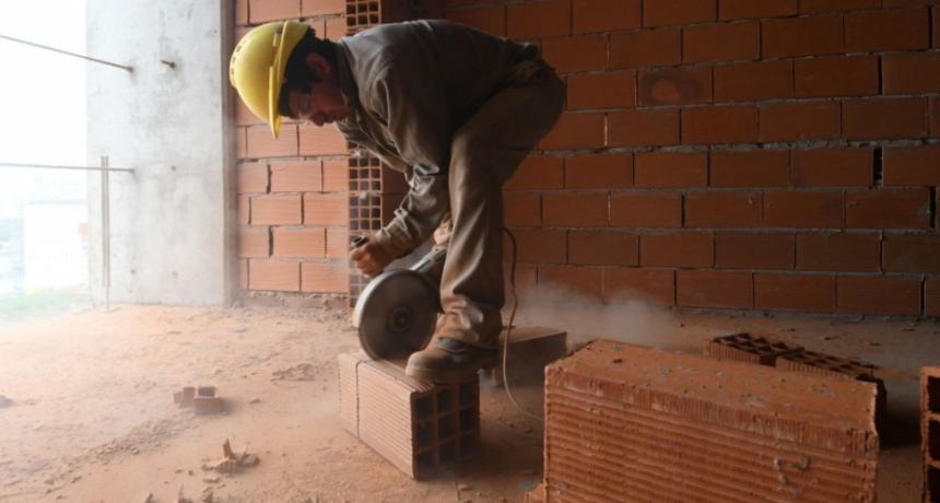 La construcción se retrajo un 24,6% interanual en el país