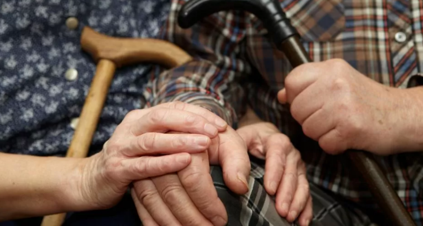 Aumento a jubilados y pensionados: el Gobierno confirmó cuánto cobrarán en mayo y qué pasará con el bono