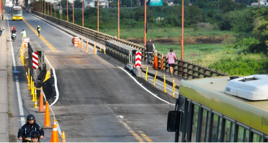 Las rampas del puente Bailey colocado sobre el Carretero ya sufren ondulaciones y desperfectos