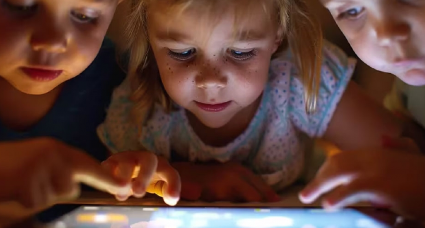 Por qué es peligroso ver el celular antes de dormir