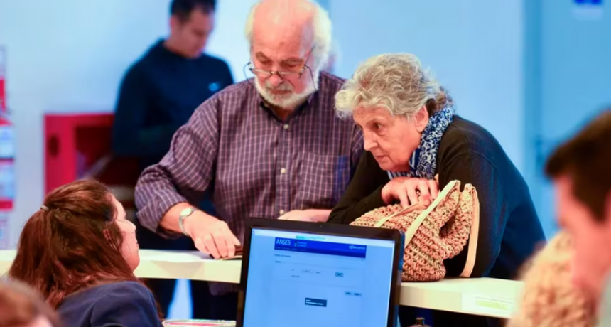 El Gobierno oficializó el bono de $70.000 para jubilados y pensionados del mes de mayo