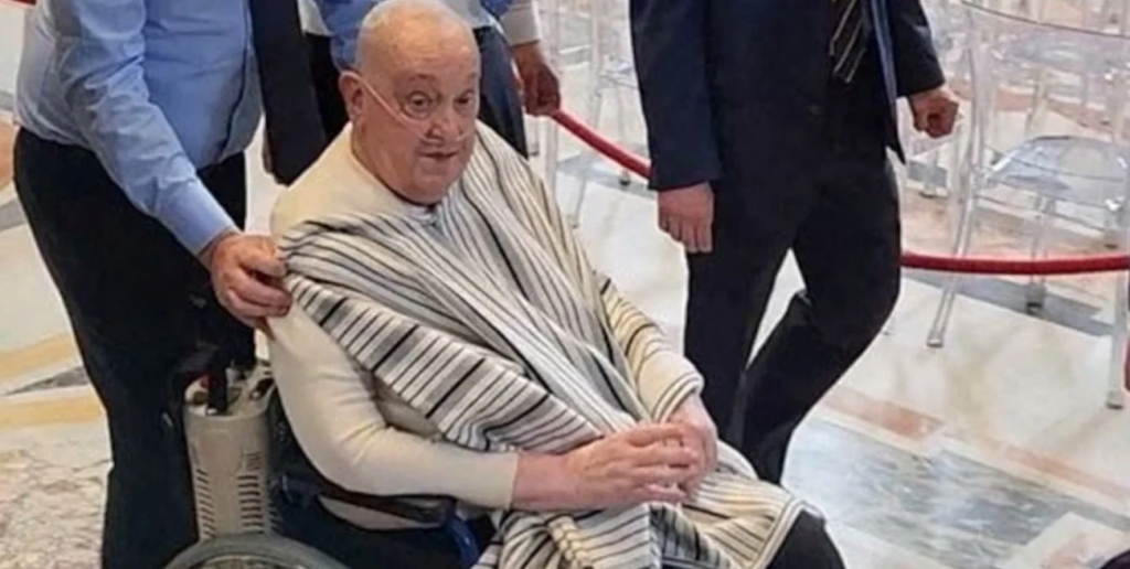 Video: en remera y con poncho, el papa Francisco rezó en tumba de Pío X