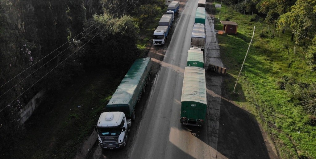 El avance de la cosecha, genera un aluvión de camiones en la zona de Villa la Rivera y Timbues