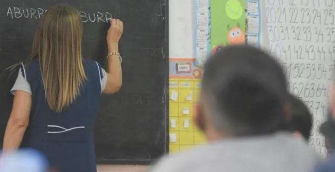 Más de 55 mil docentes, directivos, secretarios y preceptores cobran el incentivo mensual de marzo