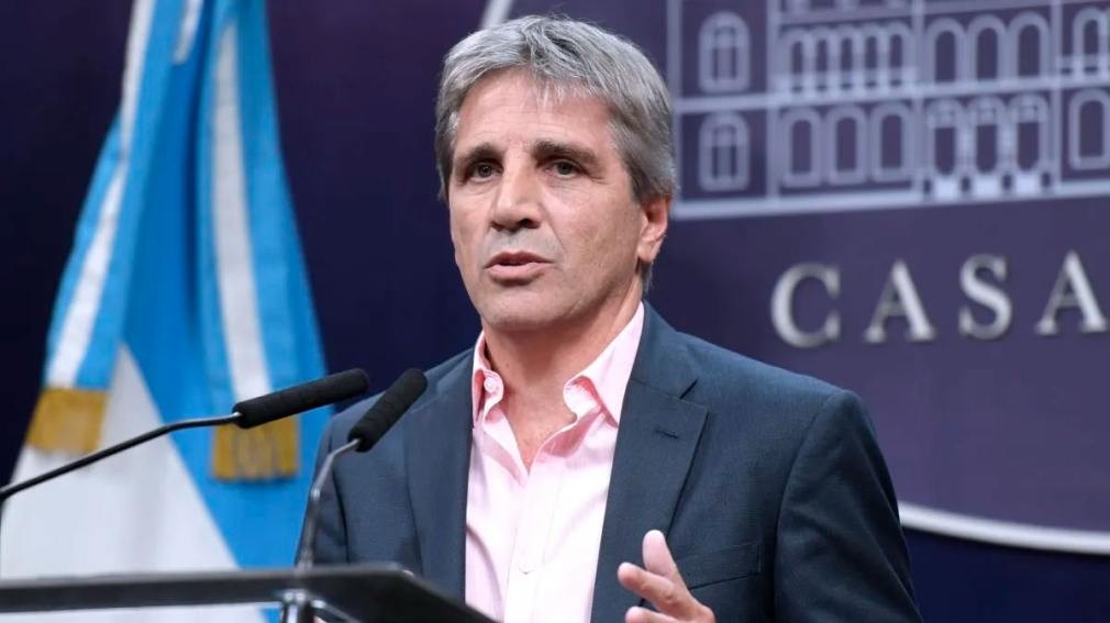 Caputo respaldó la baja del dólar tras la salida del cepo cambiario: “Pasó lo que dijimos que iba a pasar”
