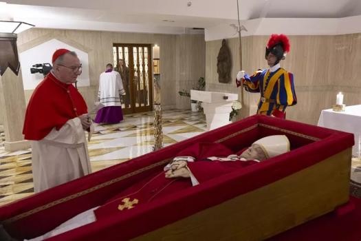 El Vaticano comparte las primeras imágenes del Papa Francisco en el féretro