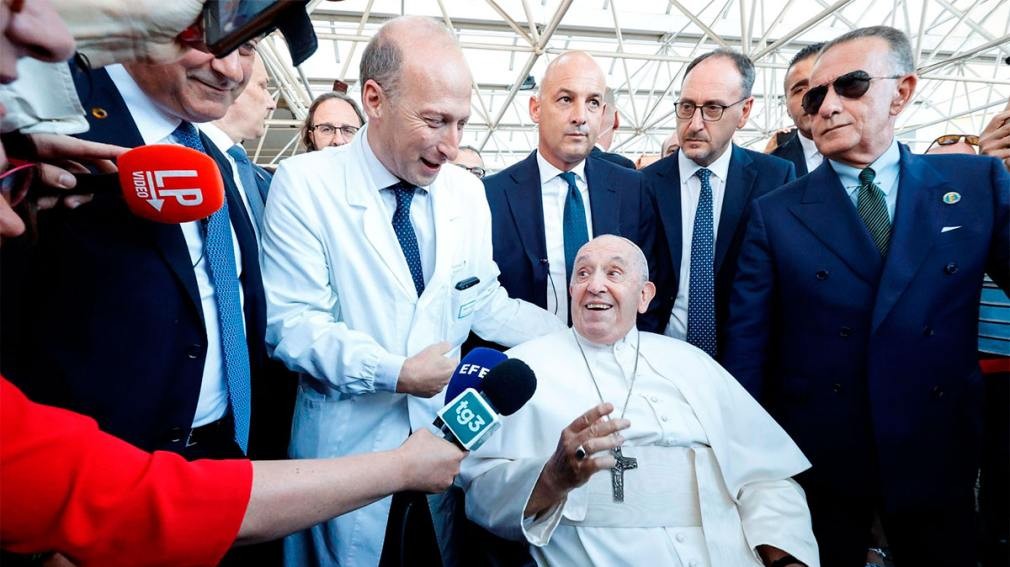 “Tenía los ojos abiertos pero no respondía”, dijo el médico del Papa sobre sus últimos minutos