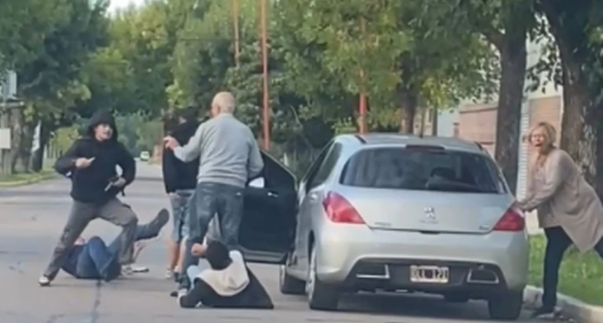 Robaron un auto, huyeron y volcaron en plena persecución; dos detenidos