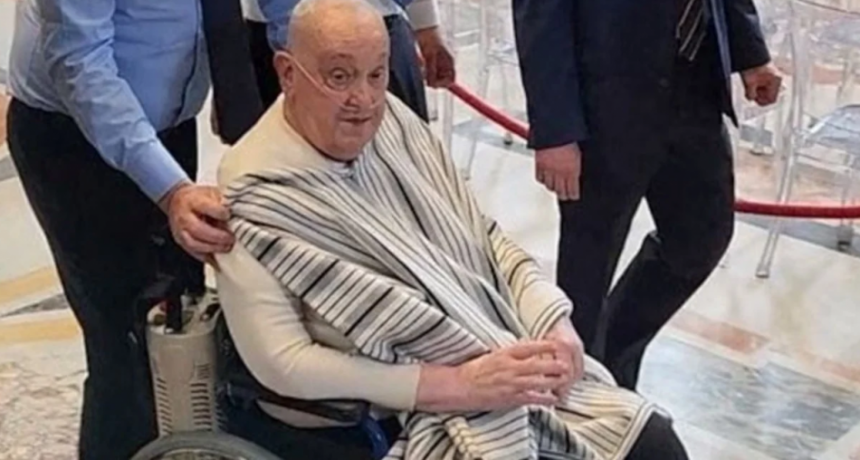 Video: en remera y con poncho, el papa Francisco rezó en tumba de Pío X