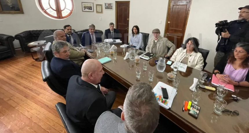 Paritarias en Santa Fe: el gobierno prepara la convocatoria a los gremios y sostiene el descuento del día del paro