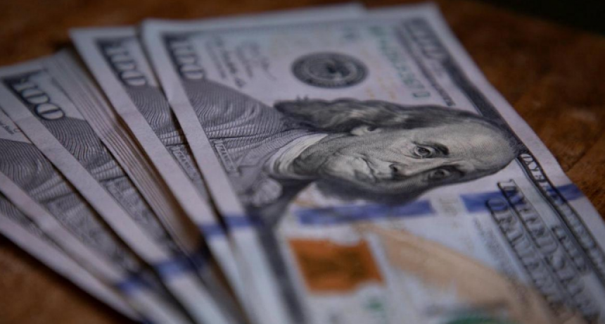 ¿Comprar dólares a menos de $1.000 o a más de $1.000?