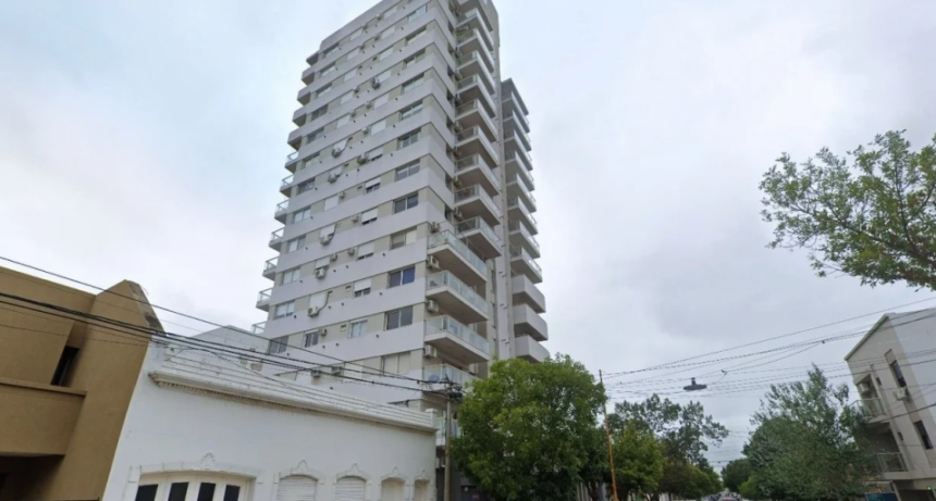 Un chico de 15 años murió tras caer desde el sexto piso de un edificio en barrio Sur