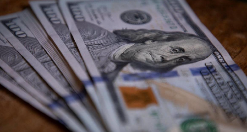 ¿Comprar dólares a menos de $1.000 o a más de $1.000?