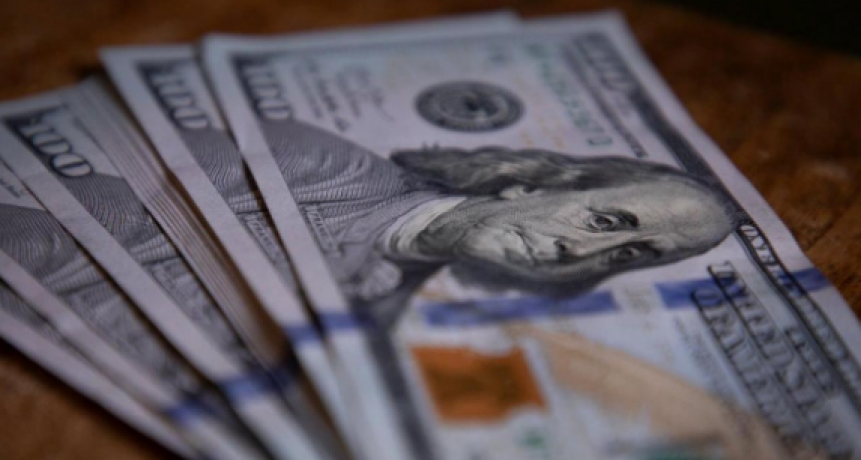 ¿Por qué baja tanto el dólar?