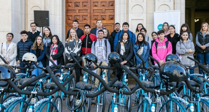 La UNL entreg&oacute; 40 bicicletas a estudiantes para viajar de la Facultad a sus residencias