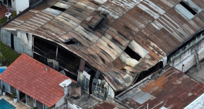 Incendio en Acrimev: tres horas de lucha contra el fuego y dos personas trasladadas al hospital