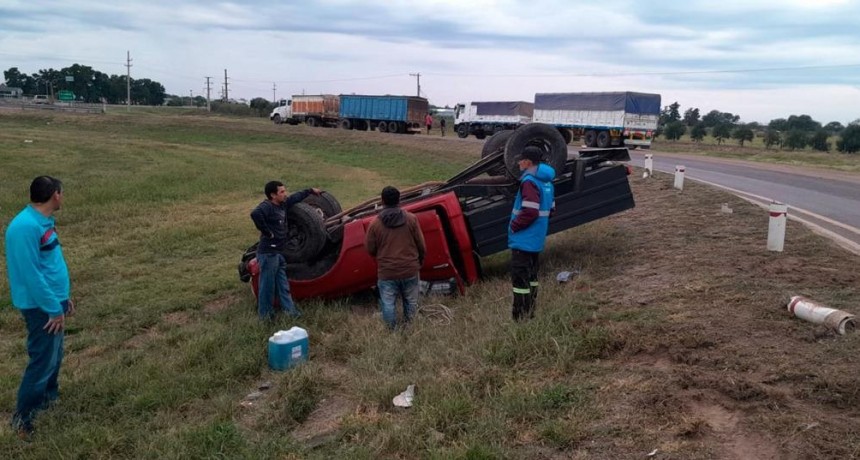 Bandera: violento vuelco de una camioneta en la rotonda de ruta 98
