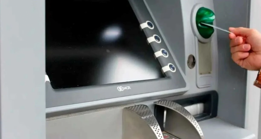 Cajeros automáticos: de qué se trata la estafa de “la regla” que te deja sin plata