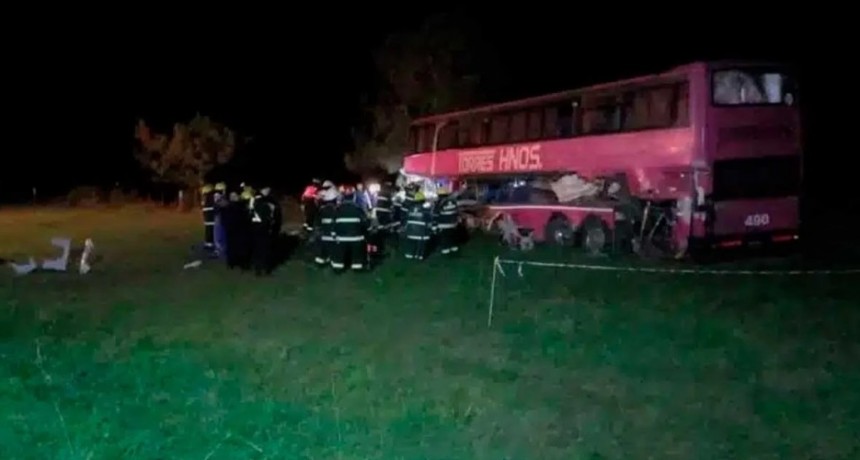 Tragedia en el sur santafesino: sube a cinco el n&uacute;mero de muertos tras choque entre un cami&oacute;n y colectivo