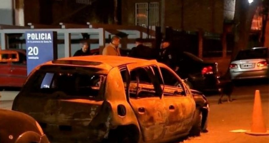 Balearon la comisaria 20 de Rosario: dispararon tres veces contra la fachada, uno dio contra un auto estacionado