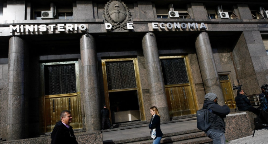 La recaudaci&oacute;n nacional cay&oacute; un 10 % real en el primer cuatrimestre