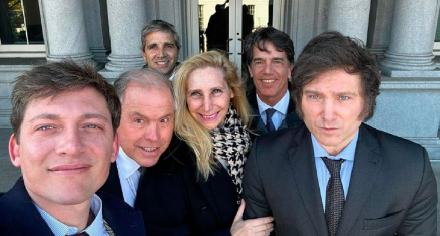 Caputo vs. Caputo: el freno a las tarifas muestra a un gobierno atrapado en su laberinto comunicacional