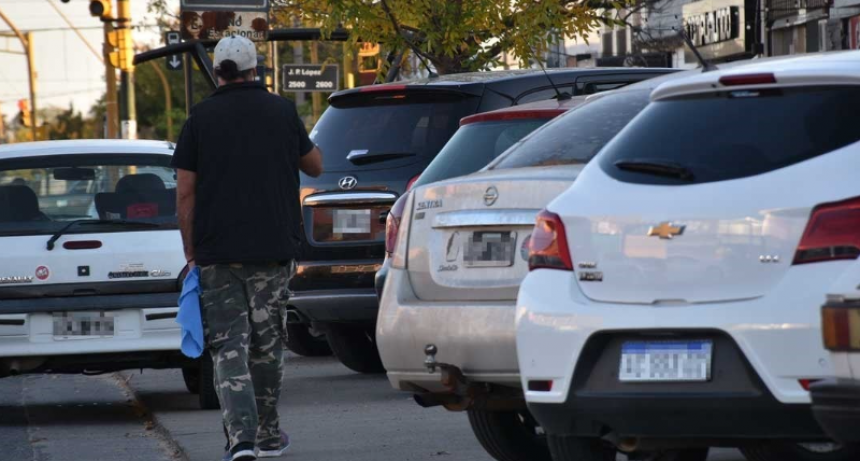 El Concejo prohibió los cuidacoches en Santa Fe: ¿Podrían ser detenidos si realizan esa labor?