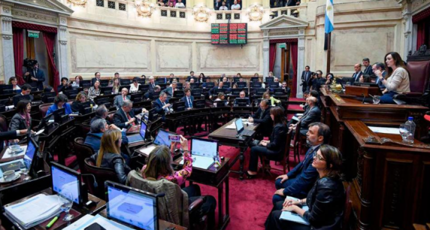 Desde mayo los senadores cobrarán $4 millones y los proyectos para dar marcha atrás el aumento no avanzaron