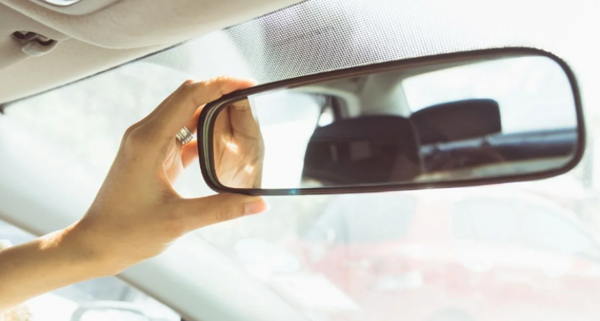 Síndrome del Espejo Retrovisor: cómo superar la obsesión con el pasado y vivir el presente