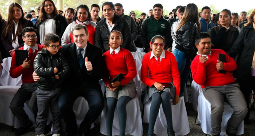El Gobernador entregó viviendas e inauguró obras en el hospital y el nuevo edificio de la Escuela de Capacitación Nº6 de Suncho Corral