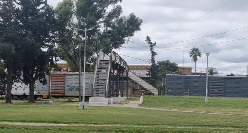 Una adolescente se tiró de un puente sospechan que era víctima de bullying