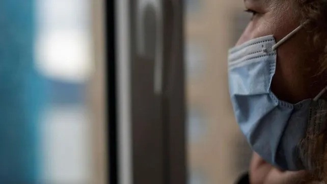 Omar Perotti no descartó volver a implementar el uso de barbijos en invierno en lugares cerrados