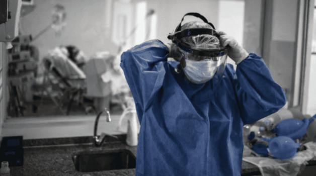 Siguen bajando los casos de coronavirus, pero se incrementaron los decesos