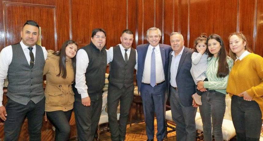 VIDEO | Alberto Fernández homenajeó a mozo santiagueño de la Presidencia