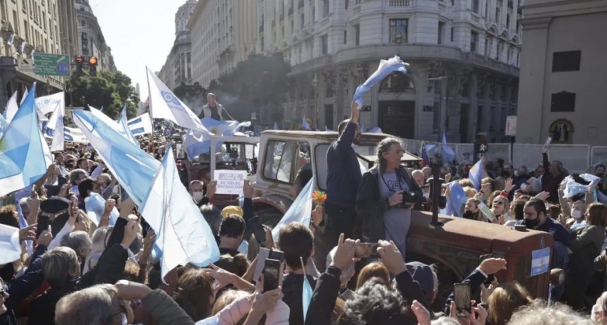 Se enojaron por una panfleteada de la Mesa de Enlace y pidieron acciones más fuertes