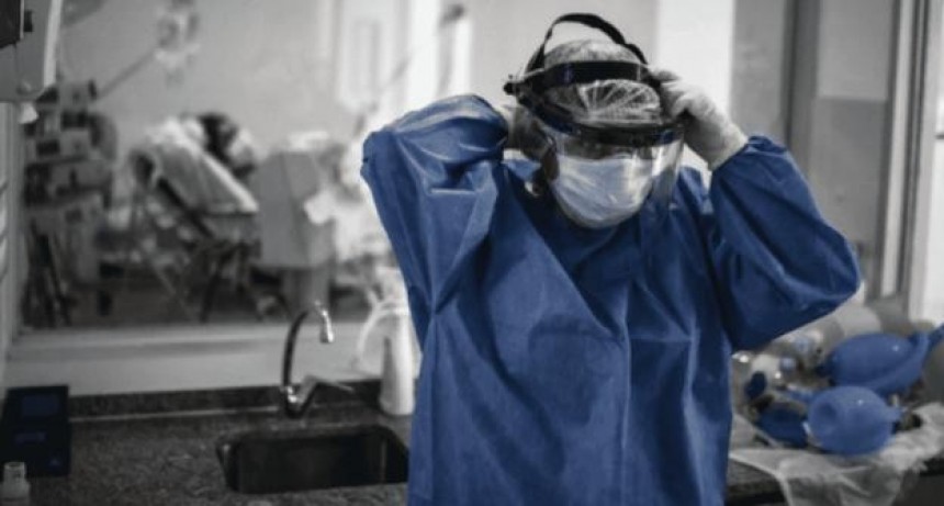 Siguen bajando los casos de coronavirus, pero se incrementaron los decesos