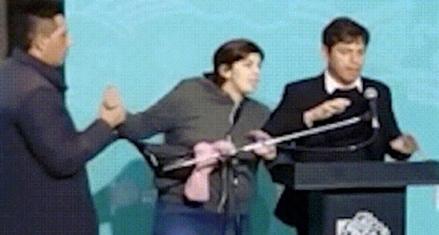 Video: Kicillof fue increpado por una mujer en medio de un acto
