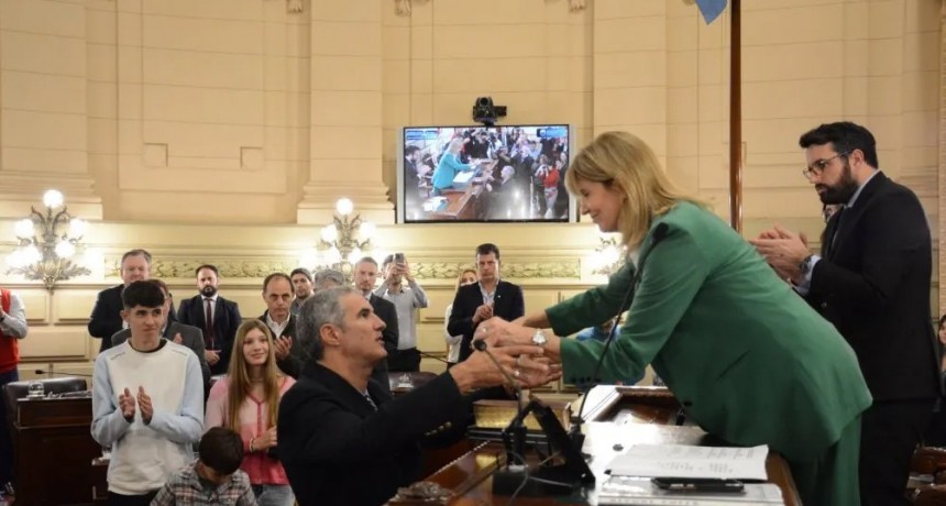 Todos los bloques del Senado homenajearon a Ricardo Kaufmann y su hijo asumi&oacute; en su lugar
