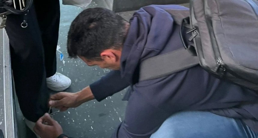 Gesto viral de Scaloni en Córdoba: le ató los cordones a una señora en un colectivo