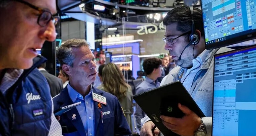 Bonos suben hasta 3% y acciones argentinas en Wall Street ganan terreno en la primera reacci&oacute;n del mercado a la candidatura de Massa