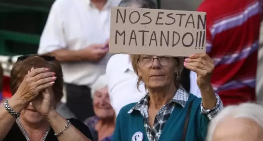 El ajuste de Milei recortó $225 mil millones a jubilados de Santa Fe