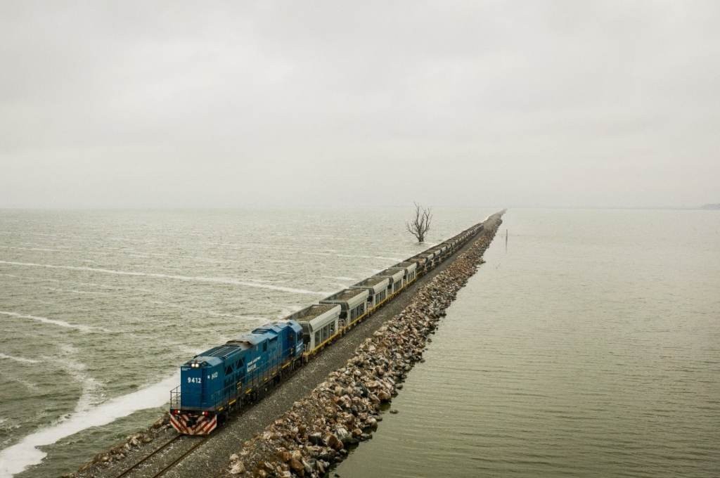 Tras cuatro años sin operaciones, las vías del tren de cargas sobre la laguna La Picasa ya están rehabilitadas al 70%