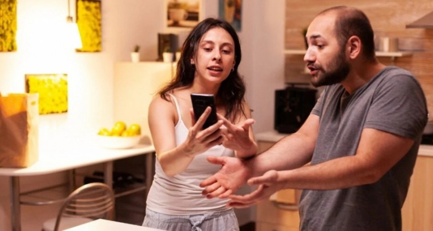 ¿Por qué revisamos el teléfono de nuestra pareja?