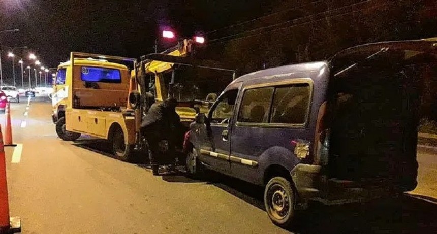 Se durmió en un semáforo de la ruta provincial 1 y generó un caos vehicular: estaba completamente borracho