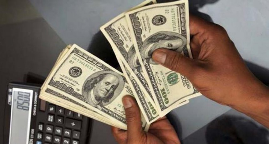 Elevan del 35% al 45% la retención impositiva para quienes hagan gastos en moneda extranjera