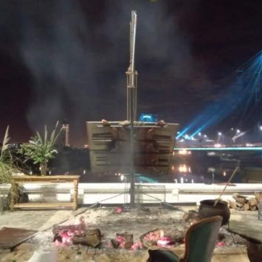 Cocinan una vaca a la estaca en plena Costanera