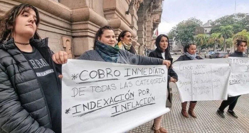 Censistas reclamaron frente a Casa de Gobierno el pago del trabajo realizado el 18 de mayo 